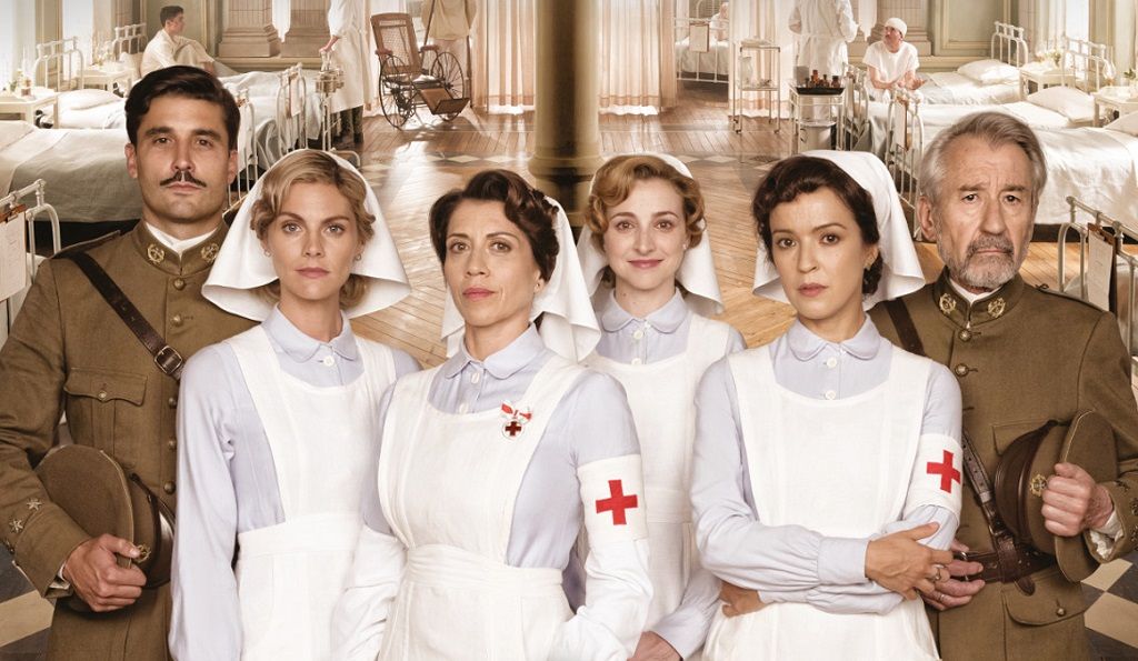 The cast of Tiempos de Guerra dressed as nurses and soldiers during wartime in Spain.