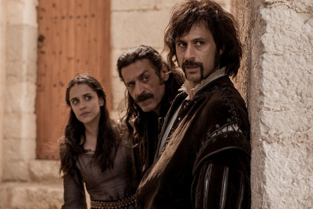 Characters from El Ministerio del Tiempo standing outdoors in historical costumes.