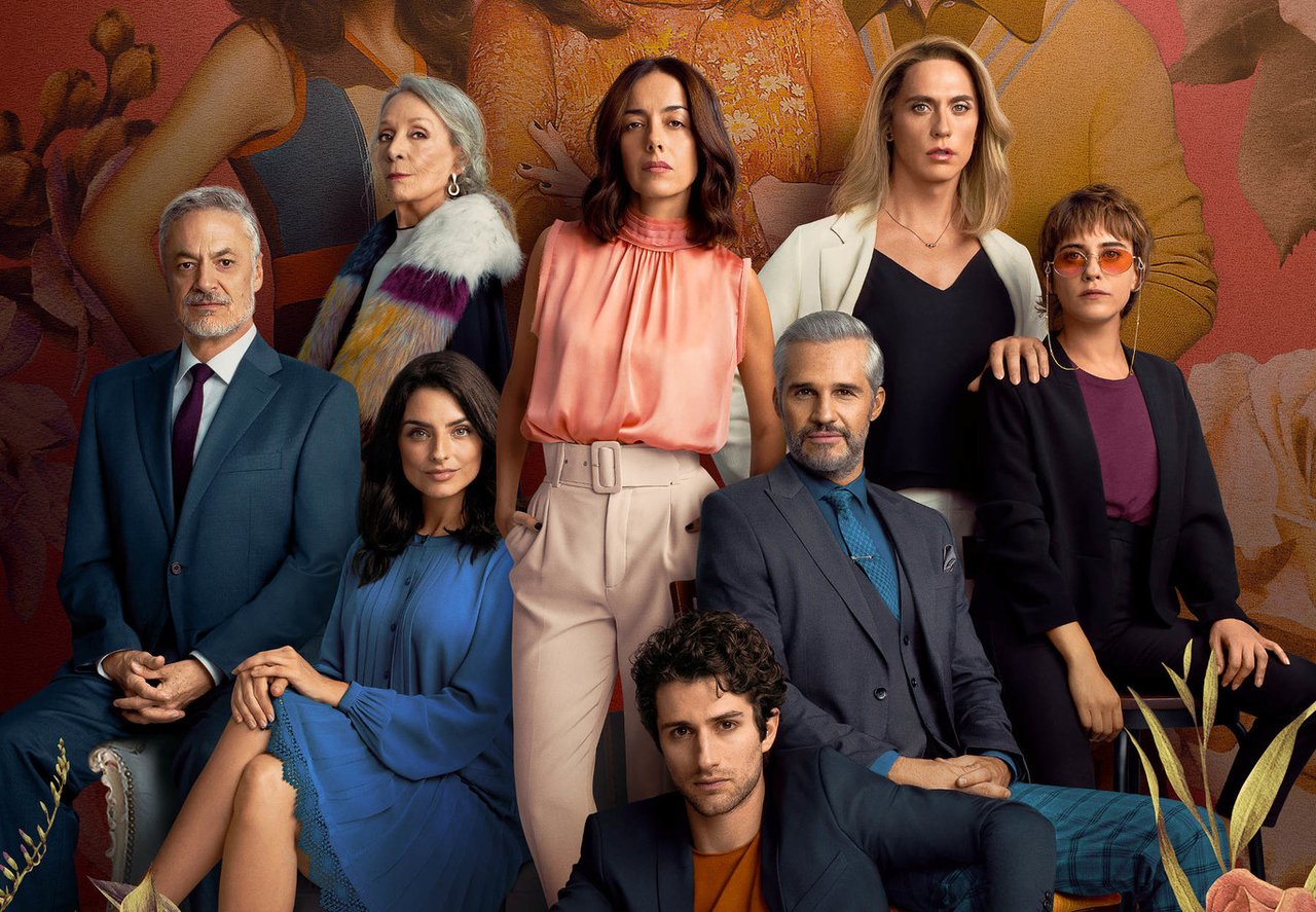 The cast of La Casa de las Flores posing together, dressed in formal attire.
