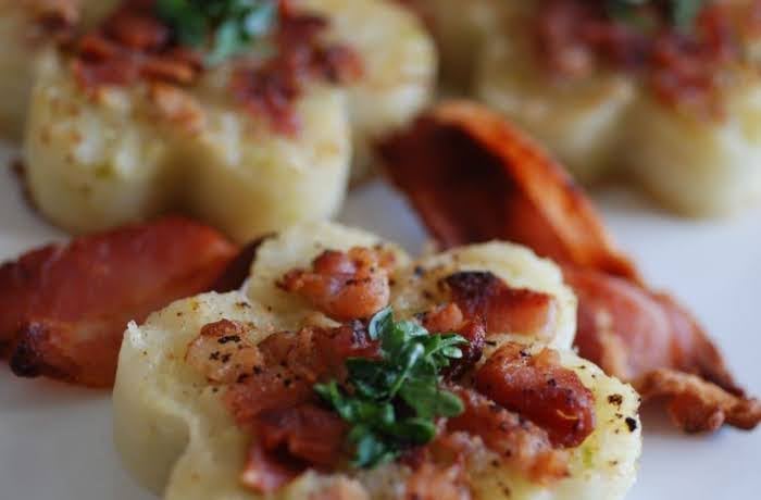 Trinxat, a traditional Catalan dish made from mashed potatoes, cabbage, and crispy bacon.
