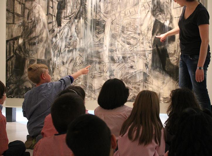Group of people visiting can framis