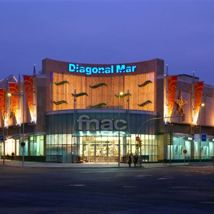 Diagonal mar shopping mall front side