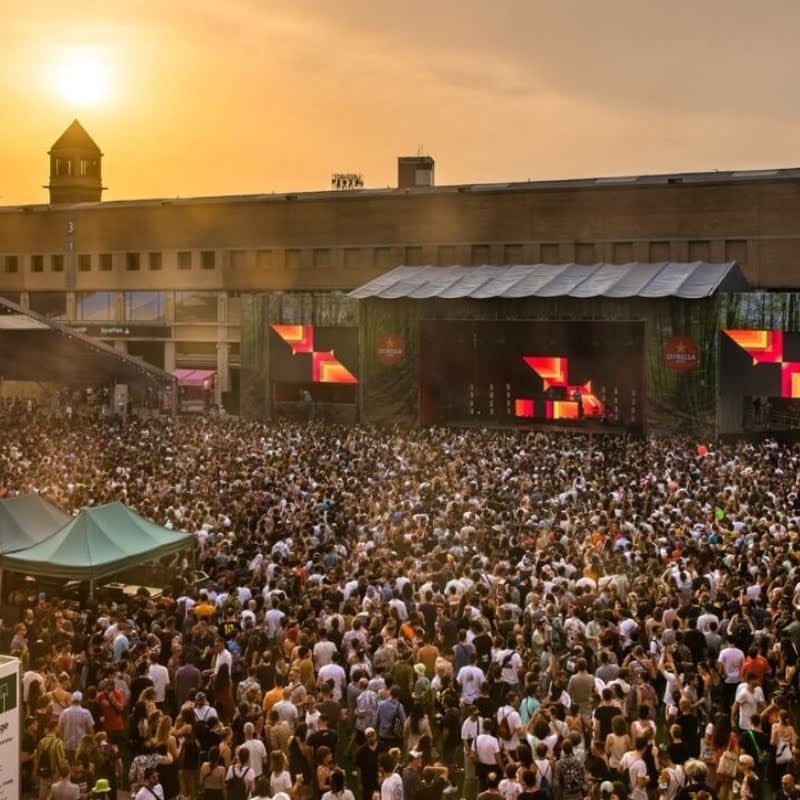 People celebrating Sónar Festival