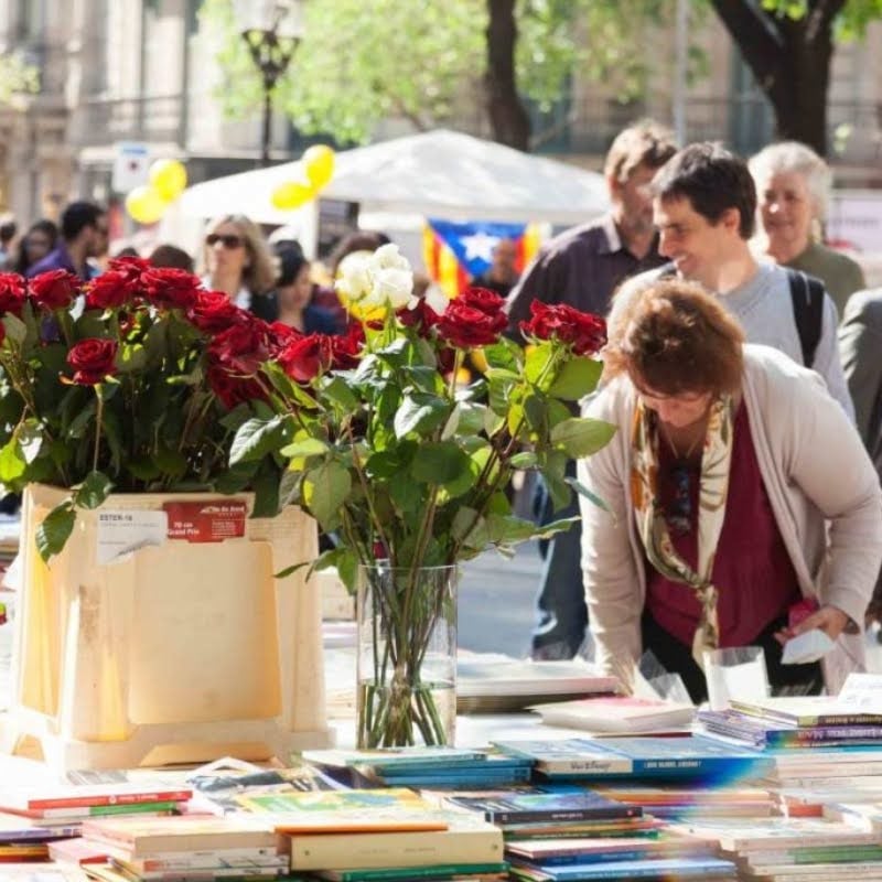 People at market during Día de Sant Jordi