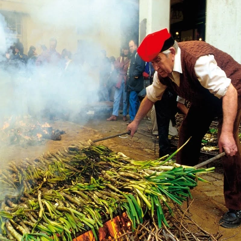 A men gathering calçots to put on the grill