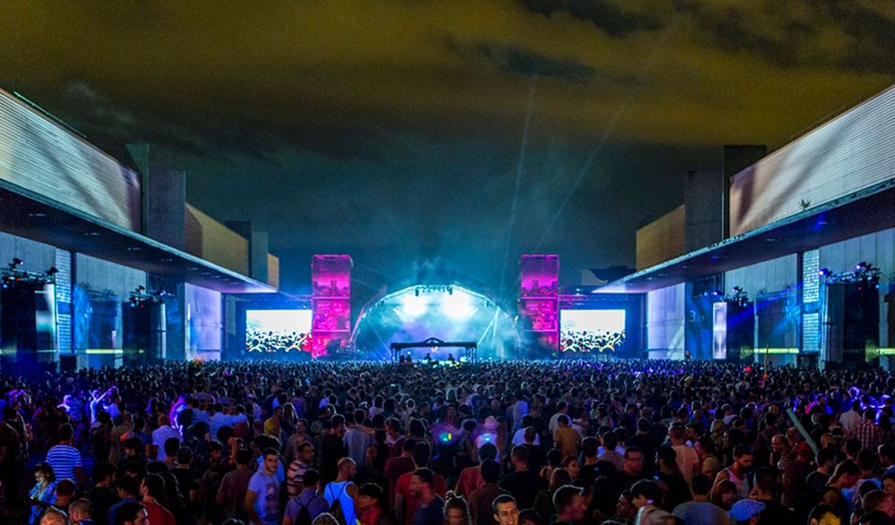 Nighttime concert at Sonar Festival in Barcelona with vibrant lights and a large audience.