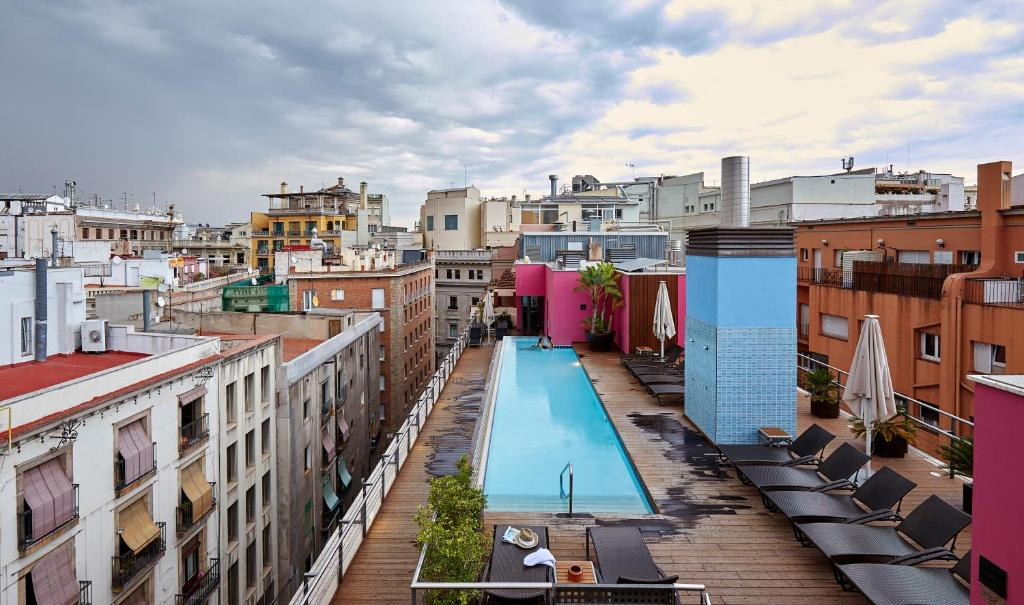 Rooftop pool at Hotel Barcelona Catedral with city views and relaxing lounge area.