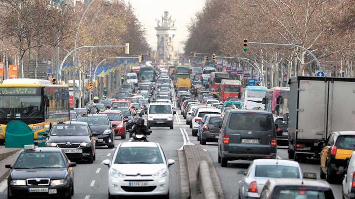 busy street in Barcelona full with cars driving around