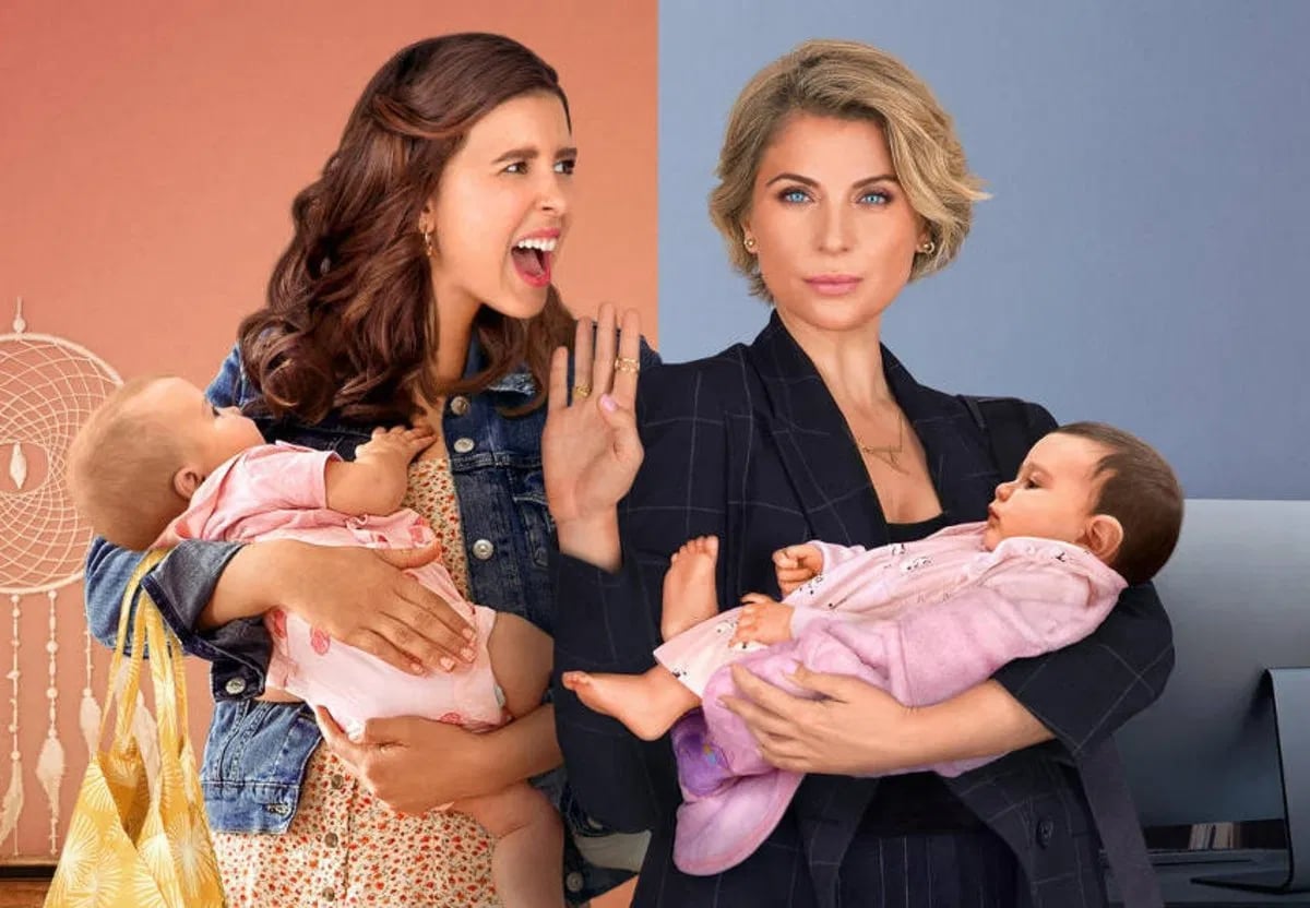 The two main characters from Madre Solo Hay Dos holding babies, one character shouting at the other.