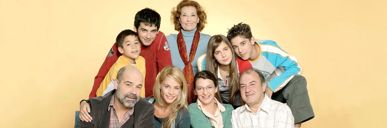 The cast of Los Serrano, a Spanish family sitcom, posing for a family portrait.