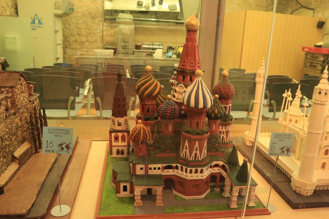 Chocolate sculpture of iconic architecture on display at Museu de la Xocolata in Barcelona, showcasing intricate craftsmanship.
