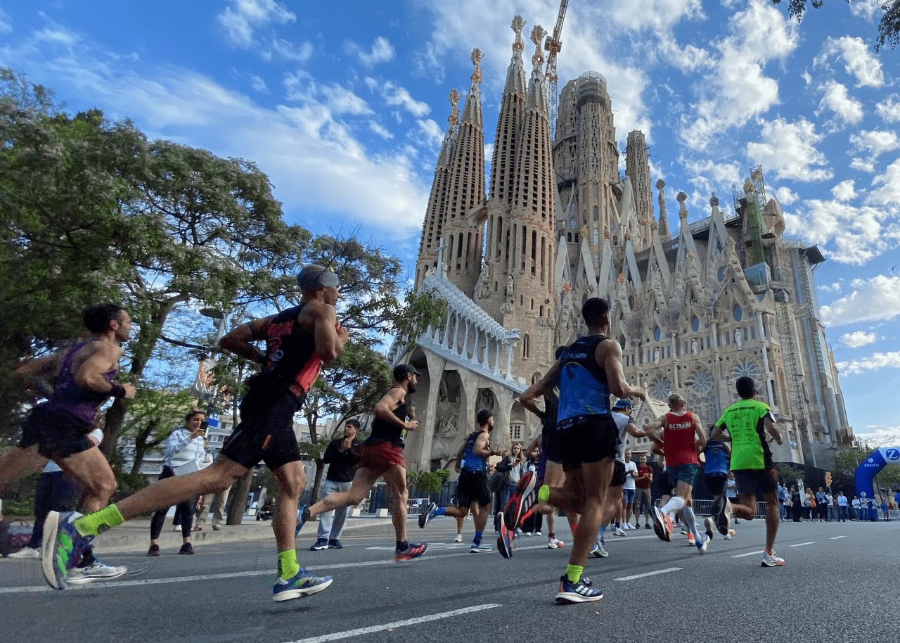 people running at sagrada familia